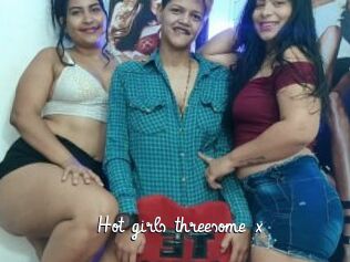 Hot_girls_threesome_x